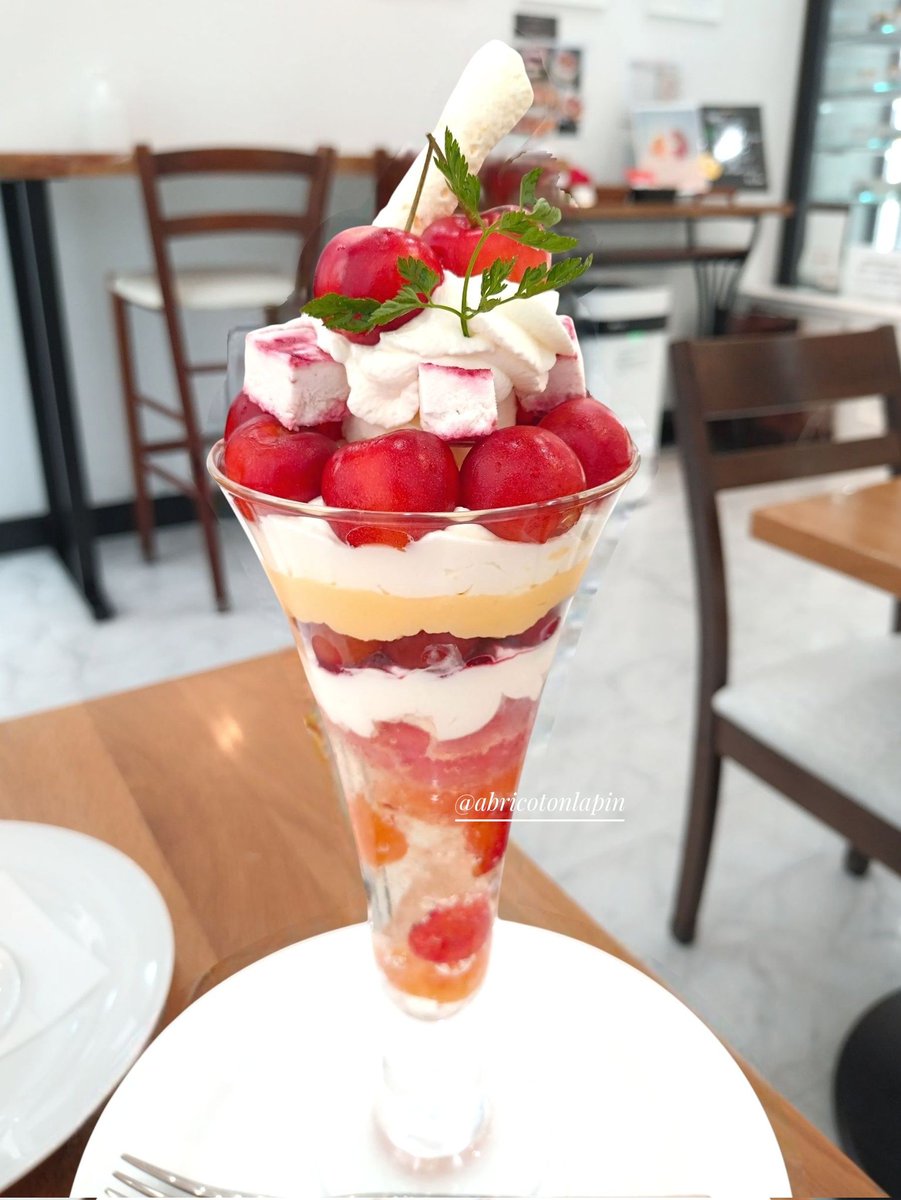 abricotonlapin's tweet image. 「Fruit Chef The Shop(人形町)」
宮崎アップルマンゴーパフェとさくらんぼMIXパフェ(6月下旬の撮影です🙇)
農家さん直送の厳選フルーツのパフェが楽しめるお店(市場に出回らないような希少な品種が入荷している時も)
今回のパフェもフルーツの甘さを凄く楽しめました🥰