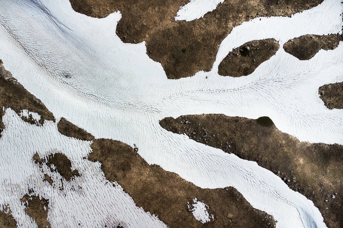 PhotograArtWork's tweet image. "ZENIT" PROJECT
ZENIT is a photographic project born from the desire to observe the world from above, in silence.
Each image is taken using a zenithal aerial technique, reducing the landscape to its geometric essence.
The sea, industrial architecture, artificial structures,…