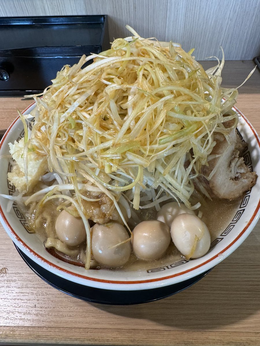 TheFuudo's tweet image. 豚山全マシ。チャンピオンなのでトッピングに白髪ネギとうずらの卵。白髪ネギが思ったより多くて二郎系の意地を感じる