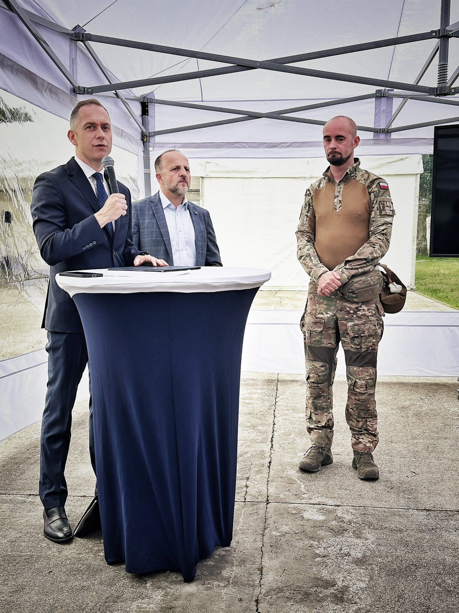DamianDuda17's tweet image. Idzie nowe. Wczoraj na zaproszenie ministra @CTomczyk oraz @MON_GOV_PL wzięliśmy udział w wydarzeniu podpisania umowy między MON, a wojskowymi instytutami badawczymi. Zostaliśmy poproszeni o przybliżenie aktualnej sytuacji na linii frontu i wskazanie jak drony wpływają na…