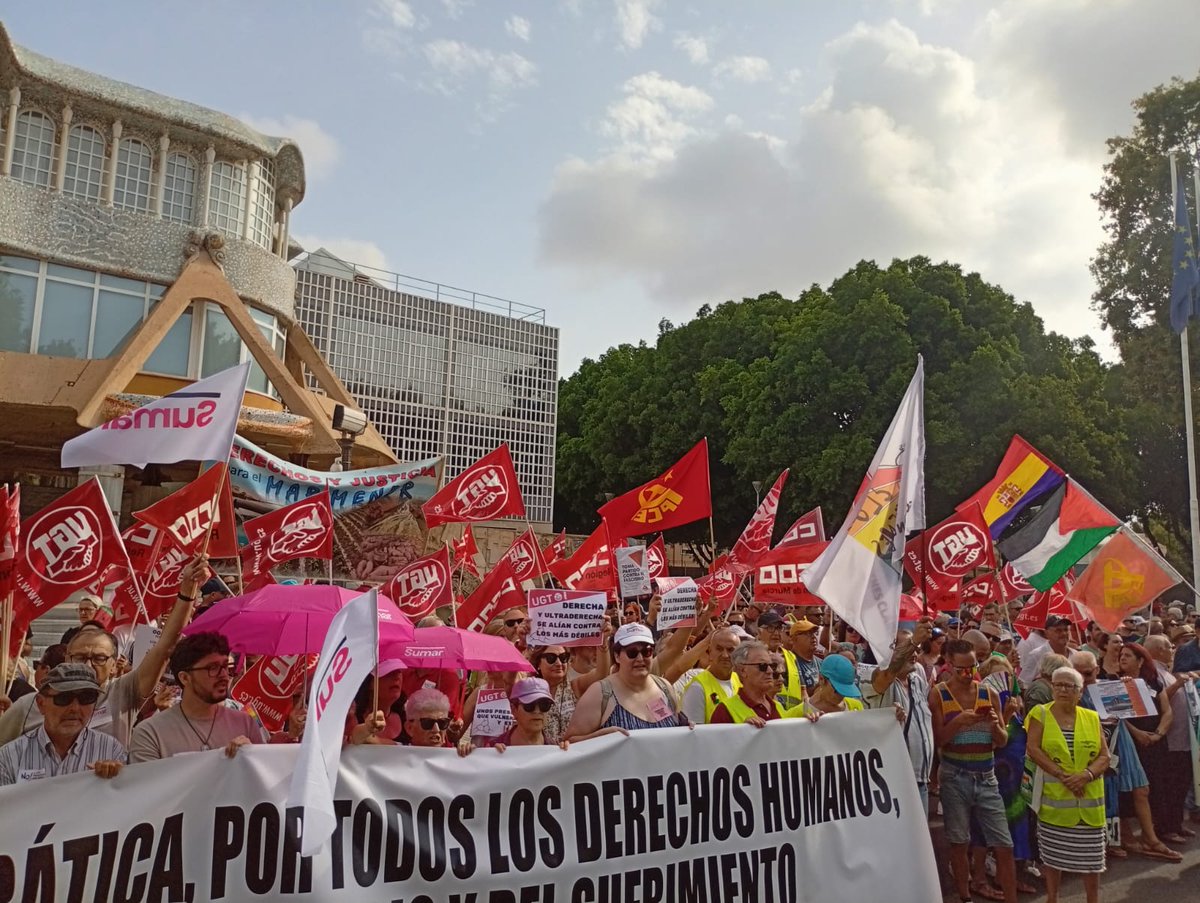 pcrm_es's tweet image. El Partido Comunista de la Región de Murcia se ha manifestado hoy en la asamblea regional contra los presupuestos del odio de PP-VOX #FueraFascistas #MurciaAntifa