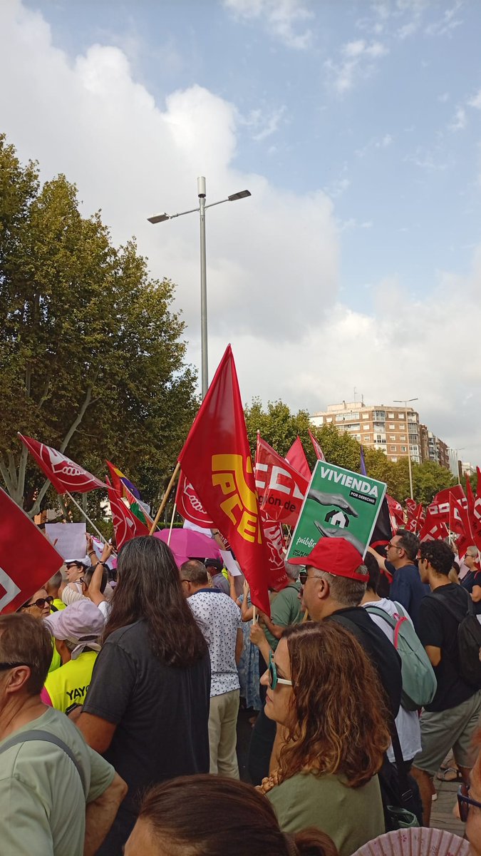 pcrm_es's tweet image. El Partido Comunista de la Región de Murcia se ha manifestado hoy en la asamblea regional contra los presupuestos del odio de PP-VOX #FueraFascistas #MurciaAntifa
