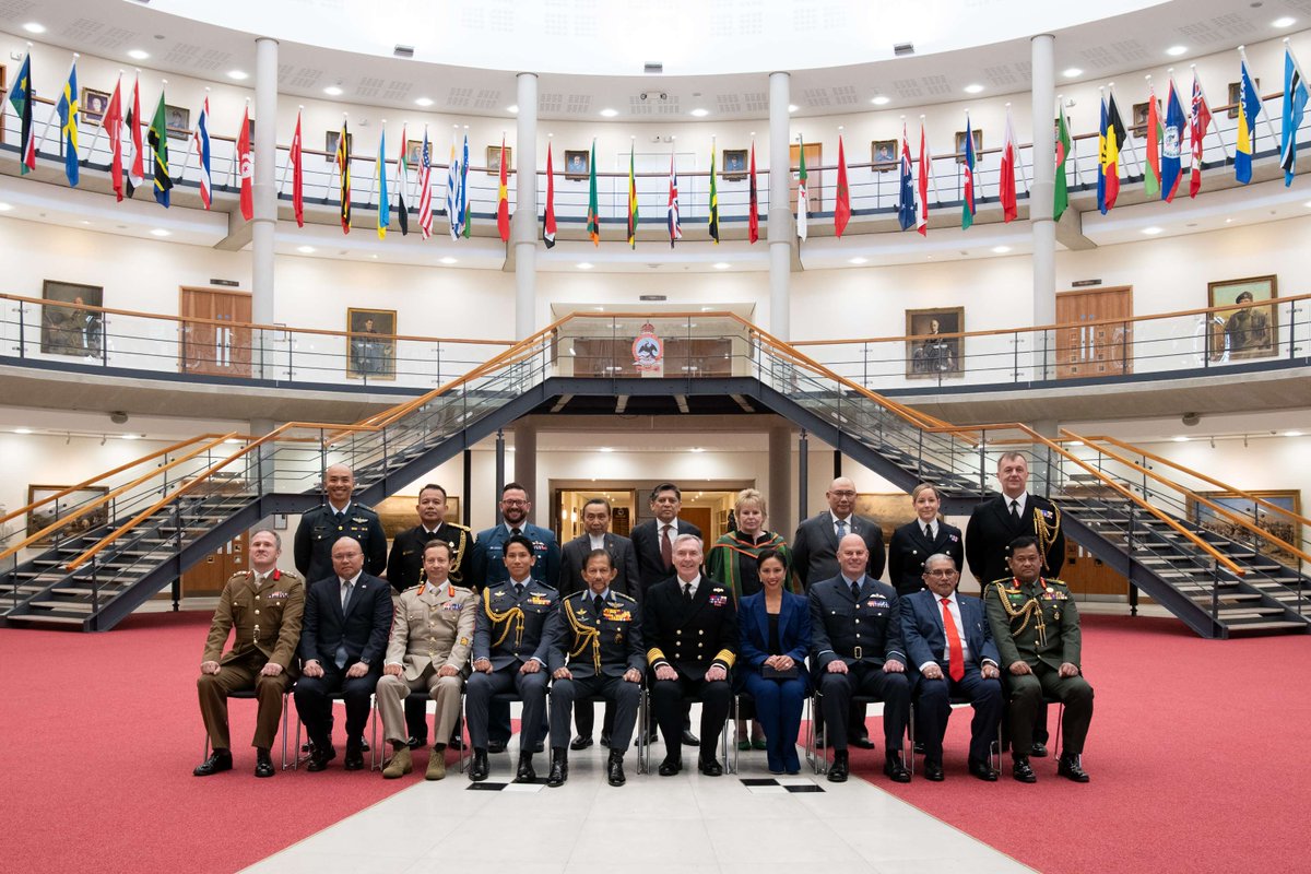 DefAcUK's tweet image. 🎓Over 250 future global defence leaders graduated from ACSC 28 at the Defence Academy, with His Majesty the Sultan of Brunei as Guest of Honour.
A proud moment for international collaboration and leadership. 🌍
#DefenceLeadership #ACSC28
🔗Full story: ow.ly/hlj650WtMsi