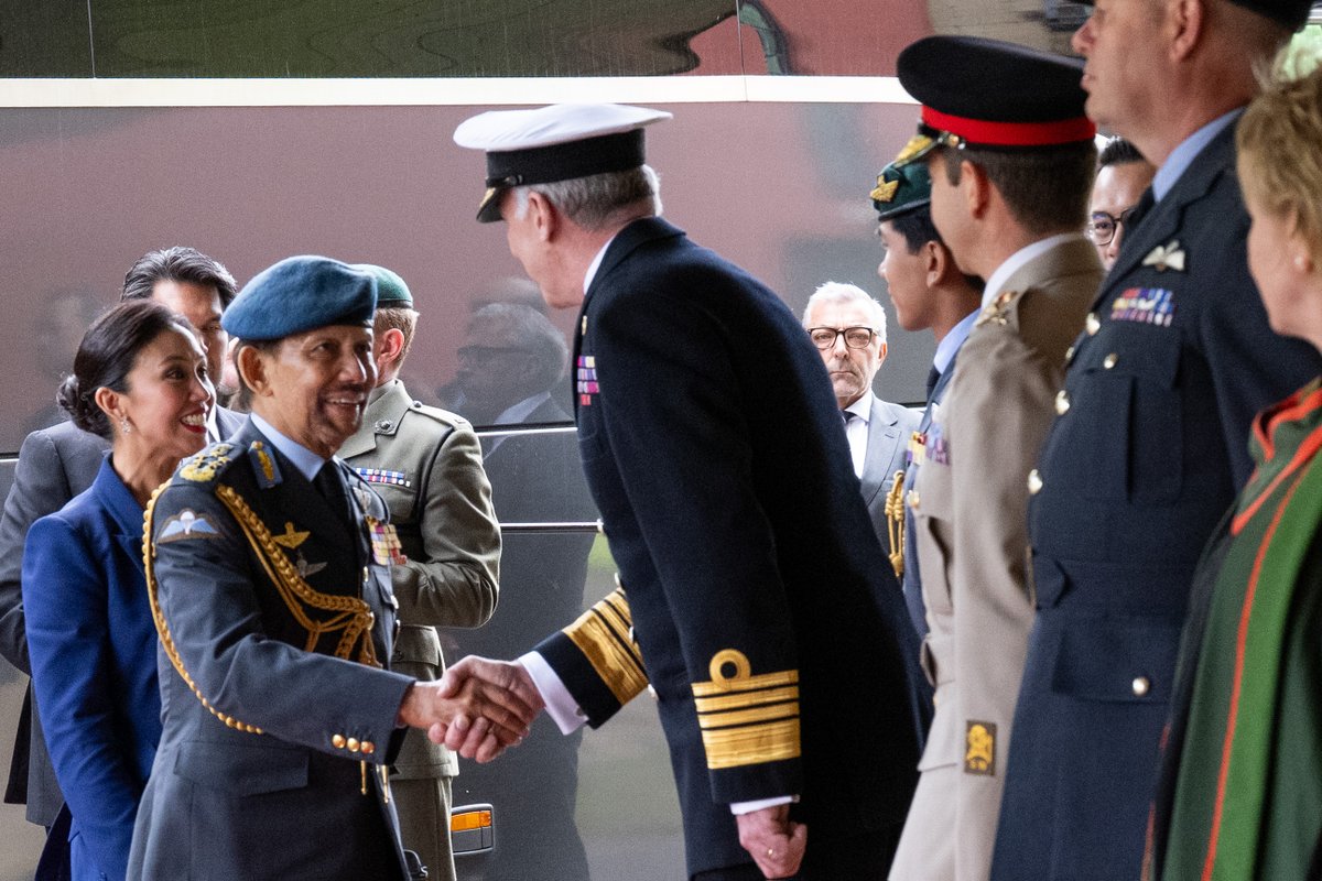 DefAcUK's tweet image. 🎓Over 250 future global defence leaders graduated from ACSC 28 at the Defence Academy, with His Majesty the Sultan of Brunei as Guest of Honour.
A proud moment for international collaboration and leadership. 🌍
#DefenceLeadership #ACSC28
🔗Full story: ow.ly/hlj650WtMsi