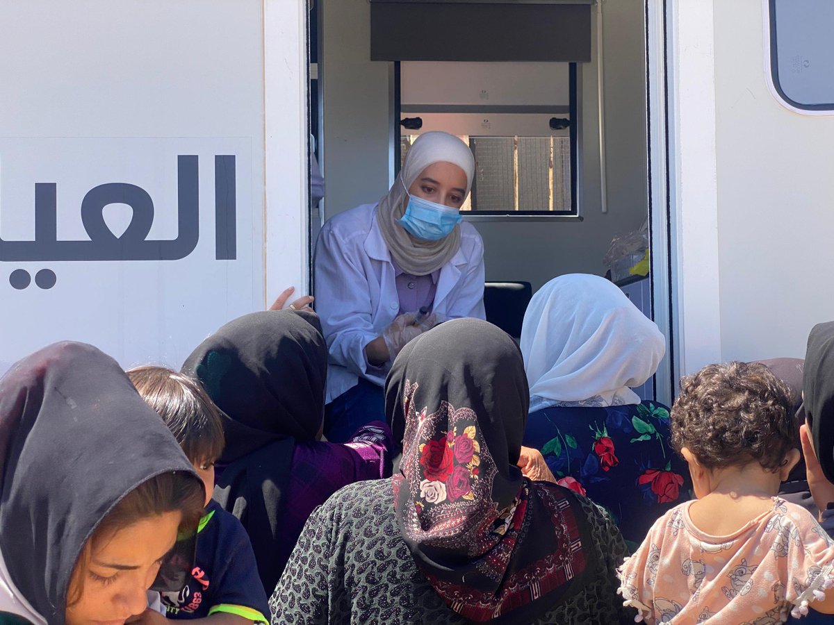 UNFPA_ASRO's tweet image. In the absence of hospitals and health facilities, this mobile clinic in #Daraa is a lifeline.
With support from the @EUinSyria, @UNFPA is providing critical health services, including maternal health care for women displaced from #Sweida.
#LeavingNoOneBehind