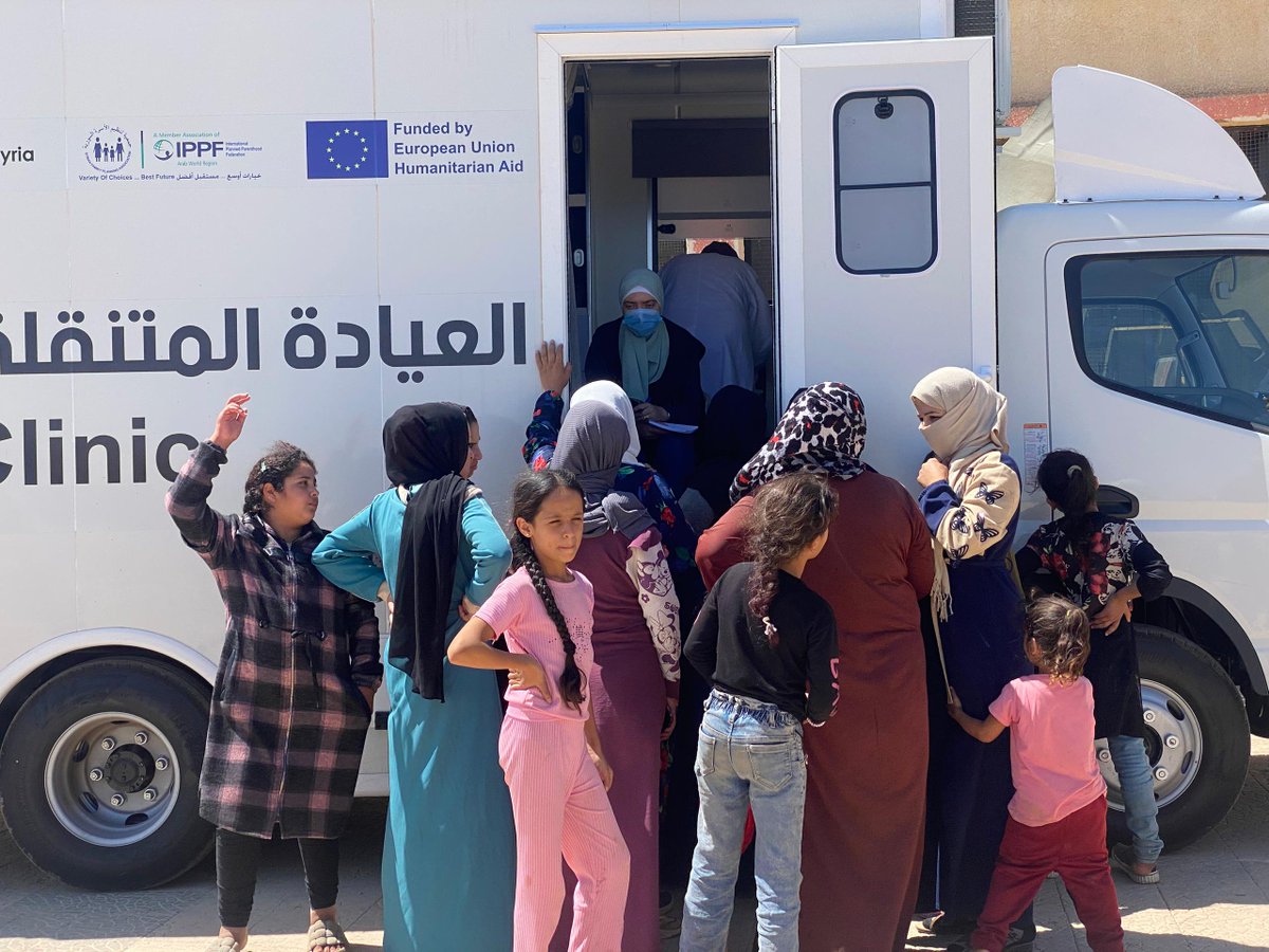 UNFPA_ASRO's tweet image. In the absence of hospitals and health facilities, this mobile clinic in #Daraa is a lifeline.
With support from the @EUinSyria, @UNFPA is providing critical health services, including maternal health care for women displaced from #Sweida.
#LeavingNoOneBehind