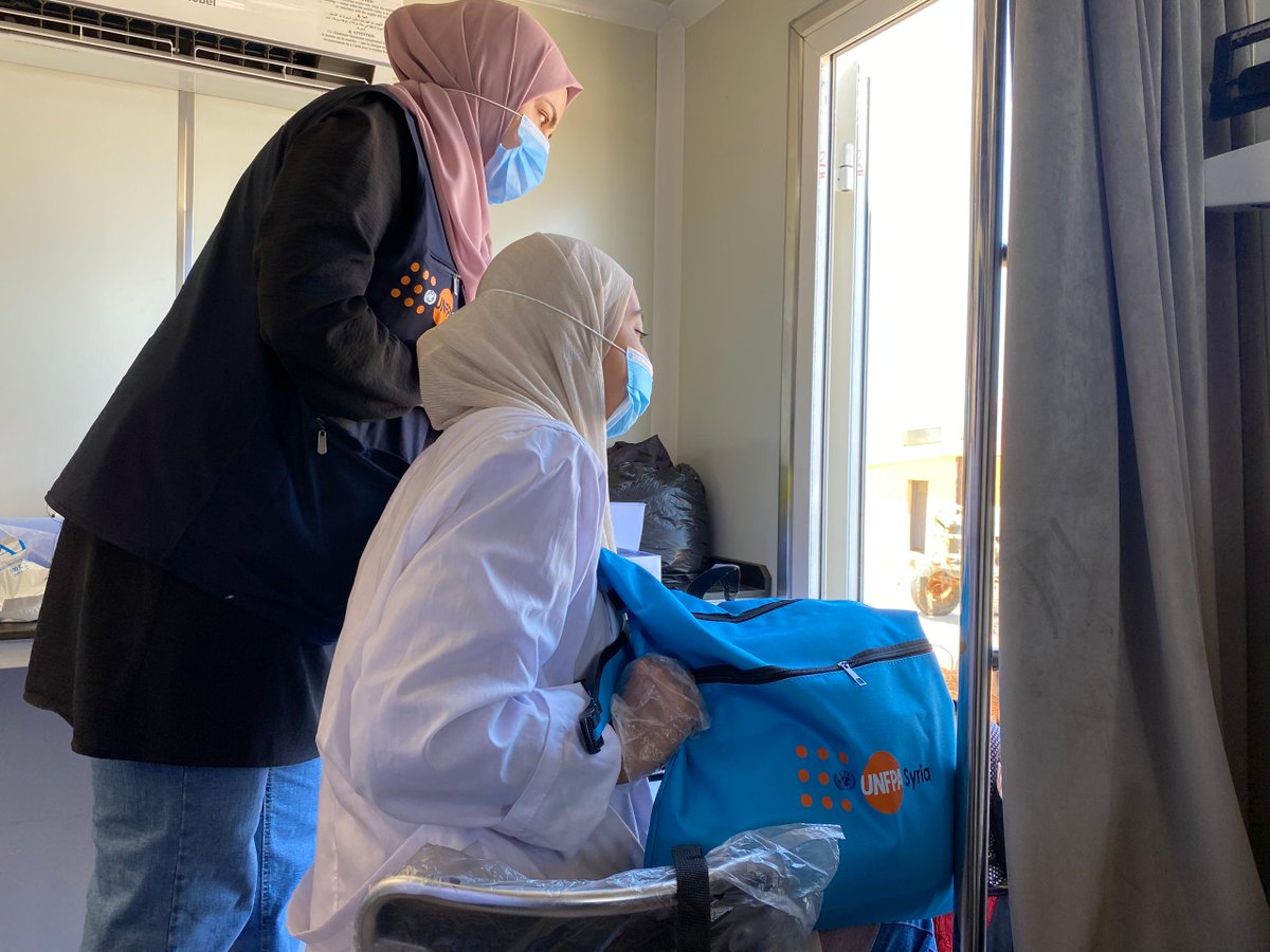 UNFPA_ASRO's tweet image. In the absence of hospitals and health facilities, this mobile clinic in #Daraa is a lifeline.
With support from the @EUinSyria, @UNFPA is providing critical health services, including maternal health care for women displaced from #Sweida.
#LeavingNoOneBehind