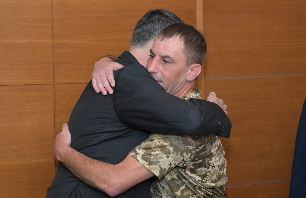 C14_news's tweet image. סער נפגש עם ארטיום בוריק שאיבד את משפחתו בפגיעת הטיל בבת ים
לכתבה - c14.co.il/article/127778…
צילום: שלומי אמסלם, לע״ם