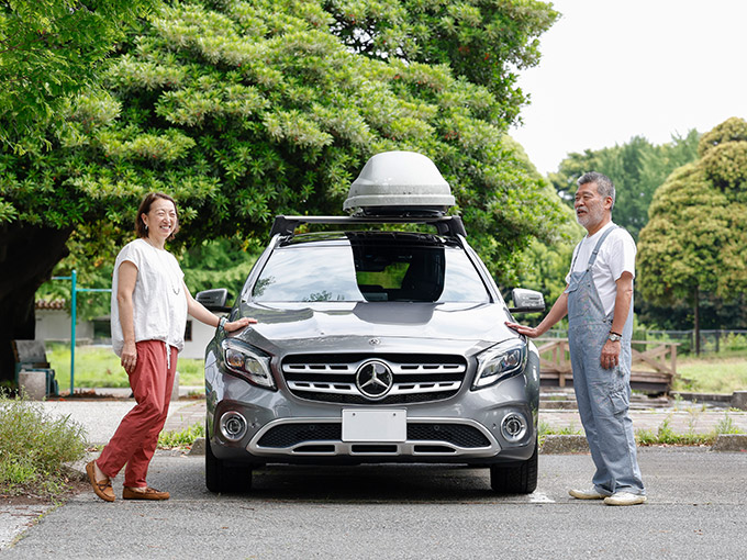 carsensor's tweet image. インタビュー連載
【GLAクラスはフッ軽ママの偉大なお供】
みなさん、長距離ドライブは好きですか?
今回ご紹介するのは、シルバーのボディに、年季の入ったルーフボックスが目を引く、初代のメルセデス・ベンツ…
