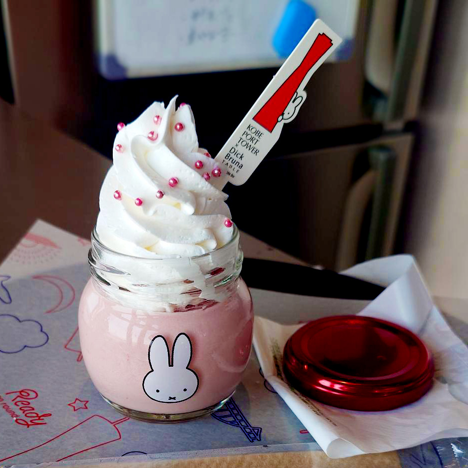 miffy_japan's tweet image. 神戸ウォーターフロントでミッフィーと出会う夏、開幕!
「KOBE PORT TOWER × Dick Bruna TABLE in KOBE Waterfront」が本日スタート。神戸ポートタワーとディック・ブルーナ テーブル神戸を中心に、神戸港を囲む12の施設とスポットでミッフィーに出会えるイベントです。
dickbruna.jp/news/202506/40…