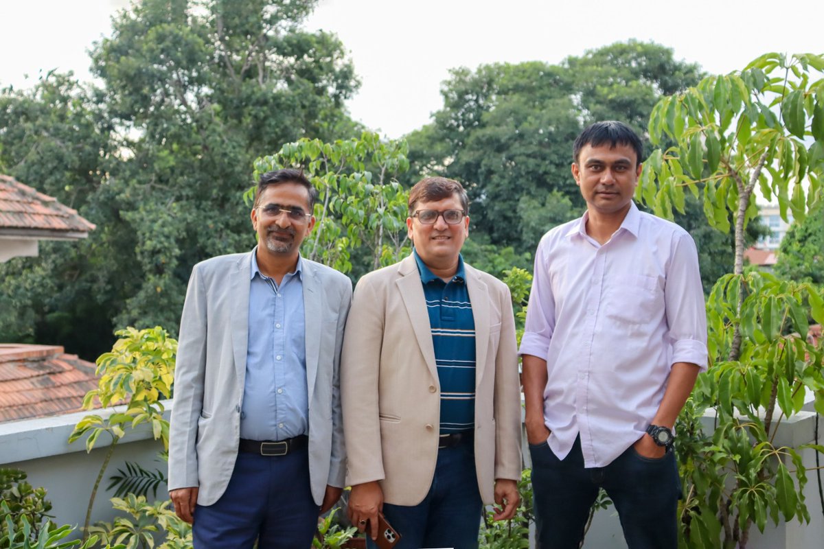 Sawad_keshab's tweet image. राजनीतिक विश्लेषक गेजा शर्मा वाग्ले दाइसँग नेपाली कांग्रेसको मार्ग निर्देशक सिद्धान्त प्रजातान्त्रिक समाजवादबारेको पृथक् कुराकानीपछिको तस्बिर । साथमा प्रधान सम्पादक अरूण बराल सर ।
(अन्तर्वार्ता पढ्न, हेर्न र सुन्न सकिने छ ।)
#khabarHub
@GejaWagle @ArunBaral1