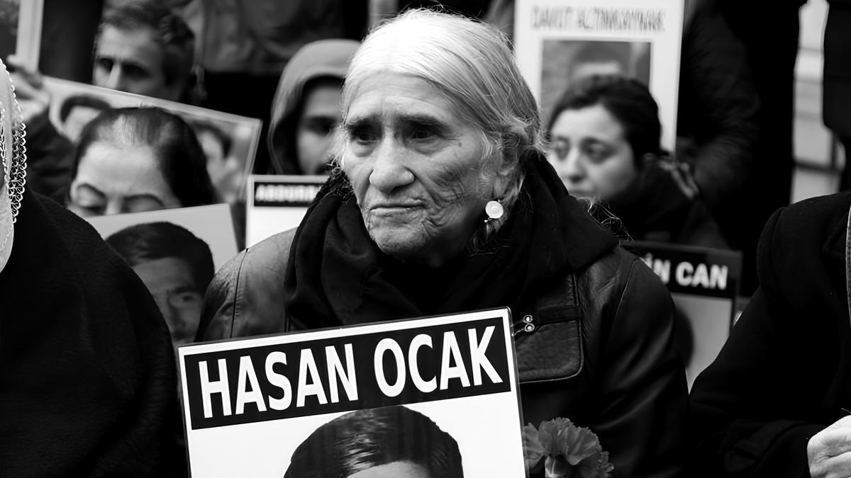 Başımız Sağ Olsun

Cumartesi Anneleri'nin simge isimlerinden, evladının kemiklerine bile ulaşamadan yıllarca adalet mücadelesini onurla sürdüren Emine Ocak’ı kaybetmenin derin üzüntüsünü yaşıyoruz.

Emine Ana, sadece bir anne değil; kaybedilenlerin sesi, devlet şiddetine karşı