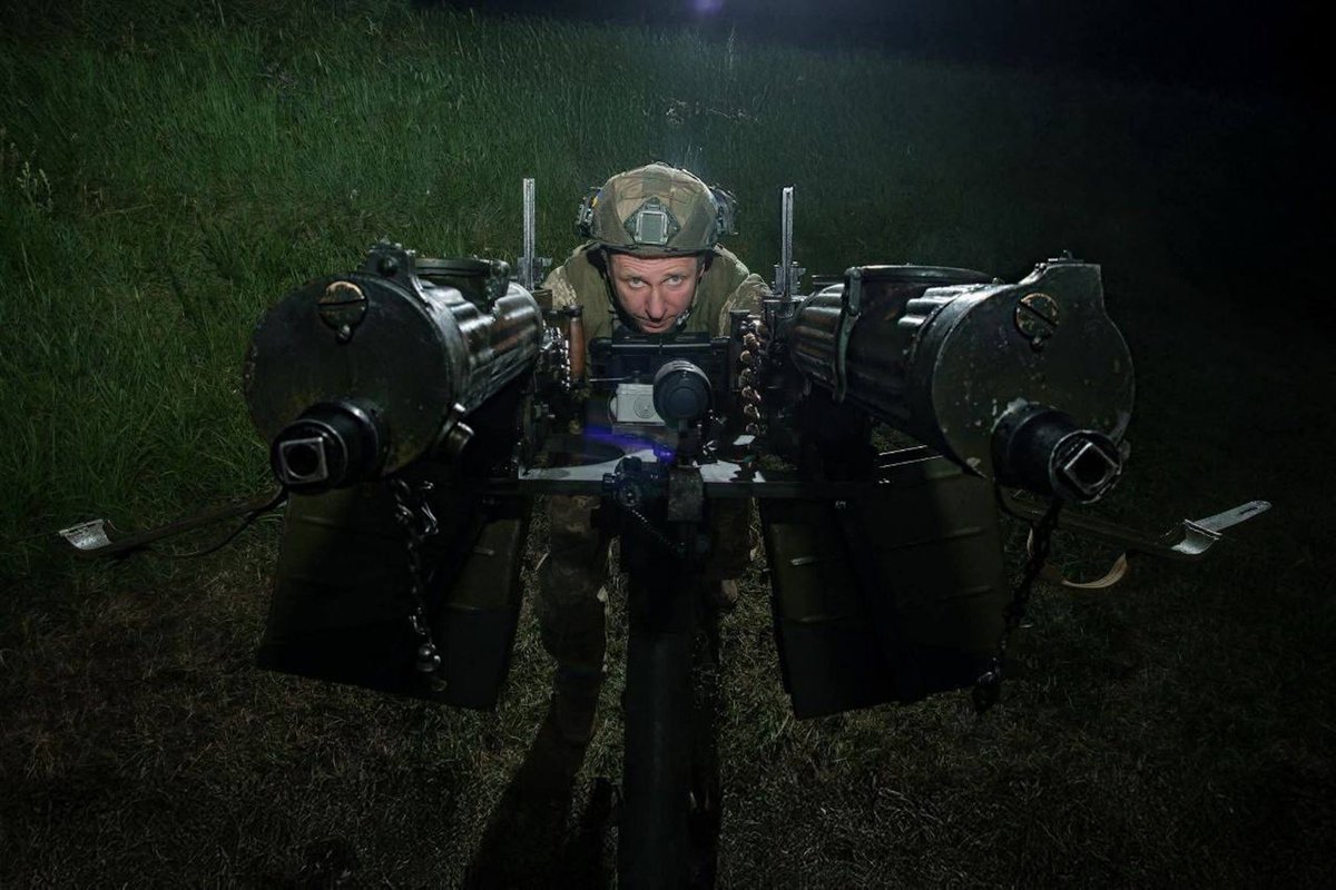 spartan_at's tweet image. Es stammt eigentlich aus dem Jahr 1884, das Maxim Maschinengewehr. Gehortet wurde genug: 2022 hatte die Ukraine 30.000 Maxim-Maschinengewehre auf dem Lager. Die wassergekühlte Waffe ist sehr effizient gegen UAVs, da sie mehrere Minuten am Stück feuern kann.