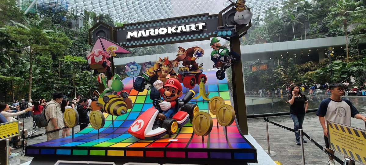 sobatang1's tweet image. 今日から嫁と嫁家族と一緒にシンガポール国内旅行(というか空港近くのホテルにお泊まり)し始めましたー!
チャンギ空港に行ったらマリオカートが!カラーコーンがバナナになってる可愛い!