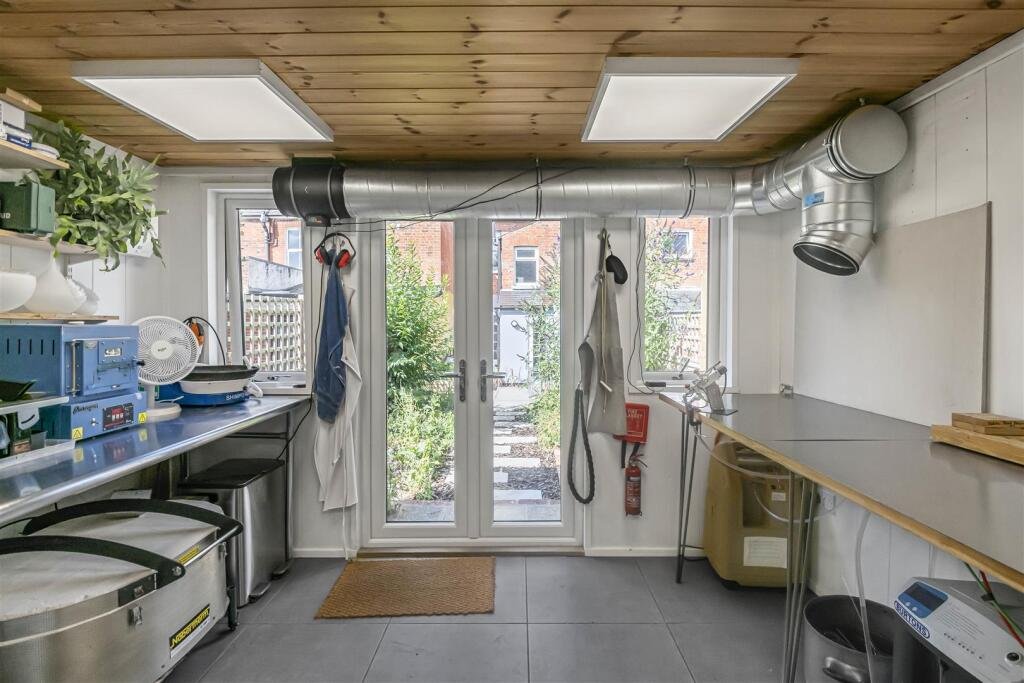 East Reading home ideal for  potter / craft worker  ?  rightmove.co.uk/properties/164…