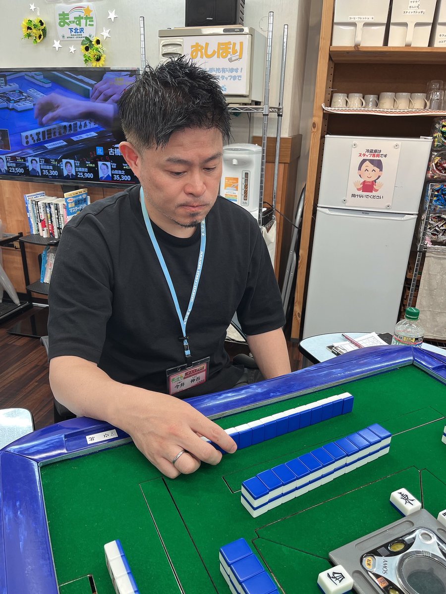 marsta_shimo's tweet image. 本日ゲストの
今井 伸吾プロ@shin5changがご来店中です~
いつものスーツスタイルとは違い、爽やかな装いもお似合いです😍
毎時55分に卓抽選を行っておりますので、ご来店の際は毎時50分頃を目安にお越しくださいませ~
※21時55分の回が最終回です