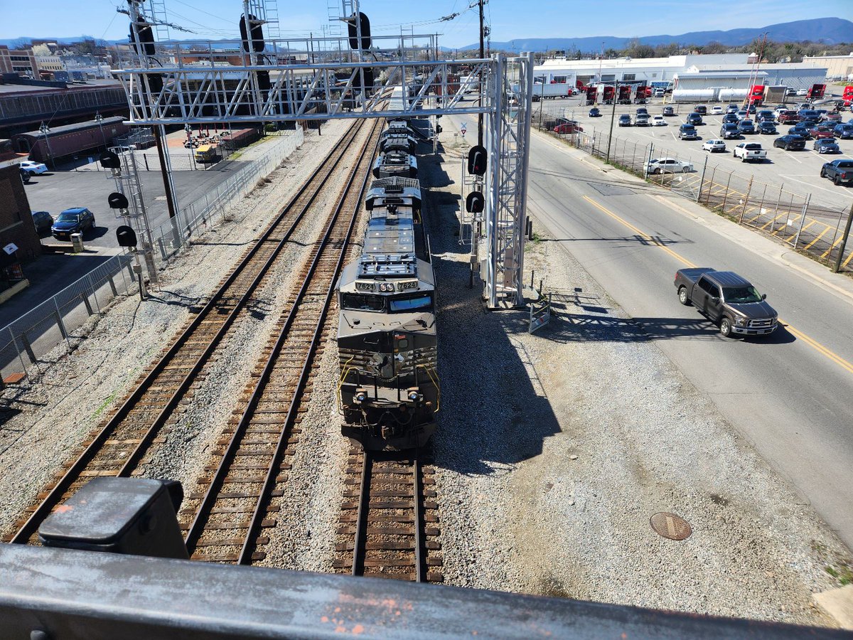 CardinalNewsVA's tweet image. Federal appeals court rules that railroad industry group has standing to sue Virginia over a broadband crossings law cardinalnews.org/2025/07/23/fed…