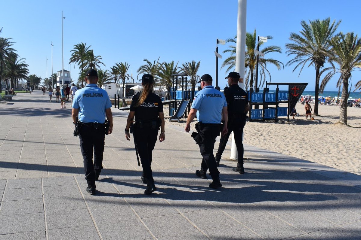 policia's tweet photo. 📅 El 17 de julio se incorporaron en #Gandía dos agentes de la @PSP_Portugal 🇵🇹 para patrullar junto a nuestros agentes de la @policia ⤵️
Dentro del Proyecto #ComisaríasEuropeas 🇪🇺👮♂️
#SafeTurism https://t.co/5jVUiSxo1t