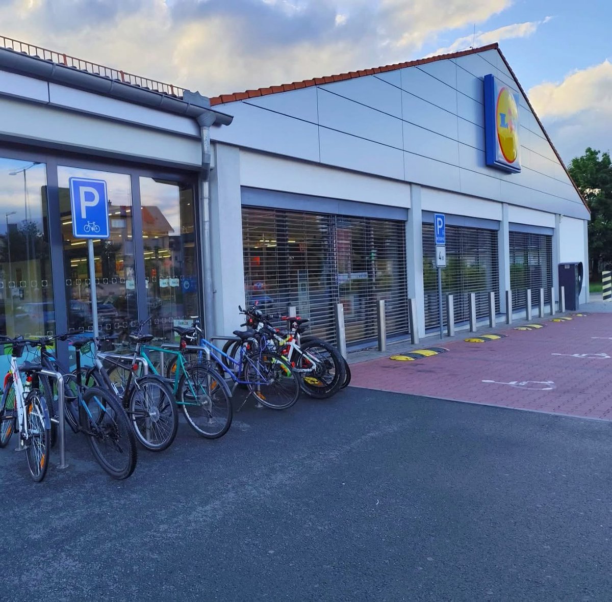 Píšete nám z cest - Šumperk. 
Ostatně, je to Lidl, ten má parádní stojany snad všude 👍

Mezitím v Plzni: "Po kopcovitém městě nikde nebude jezdi na kole." nebo "Kdo by asi jezdil na nákup na kole?"
