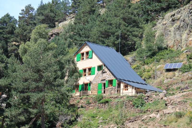FEEC_cat's tweet image. ⛰️🏡 El @pnaltpirineu finalitza les obres de pavimentació de la pista de Boet, porta d'entrada al refugi Vallferrera.
Per accedir amb cotxe a la pista forestal i als aparcaments, cal reservar en dies assenyalats ➡️ 🔗tuit.cat/Bvpwp
Per a més informació ➡️…