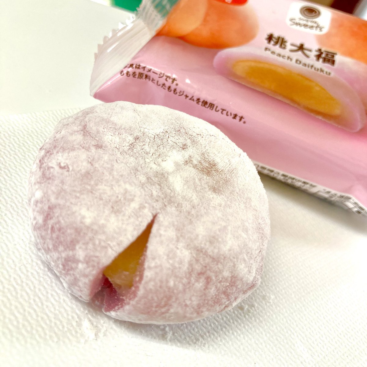 bakandakowa's tweet image. ファミマの桃大福。
この切れ目は偶然？　それとも製造過程で入れたもの？