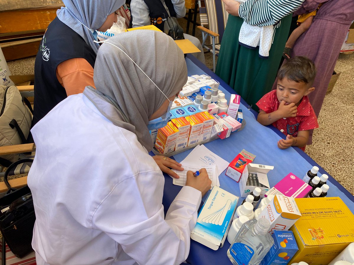UNFPA_Arabic's tweet image. في ظل غياب المستشفيات والمرافق الصحية، تُعد هذه العيادة المتنقلة في #درعا شريان حياة.
بدعم من الاتحاد الأوروبي في سوريا، تواصل صندوق الأمم المتحدة للسكان تقديم خدمات صحية أساسية، بما في ذلك رعاية الصحة الإنجابية للنساء النازحات من #السويداء.