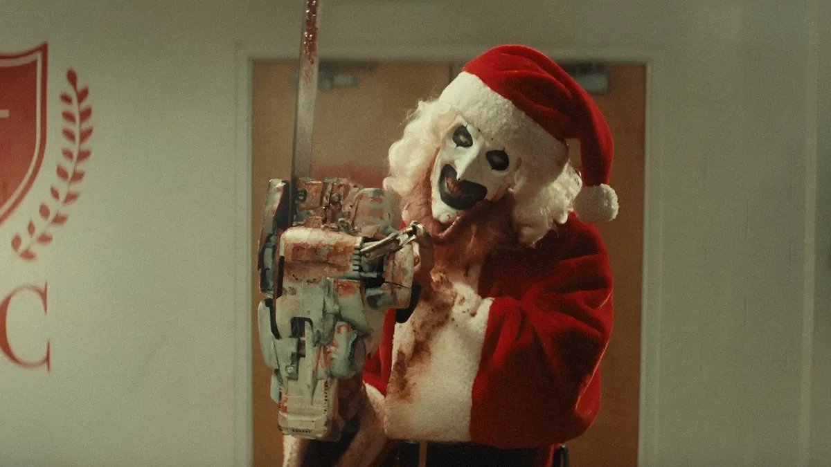 LuisBarriales's tweet image. La segunda entrega de Terrifier ahondó en una mitología que llamó mucho la atención más allá de la casquería.
En Terrifier 3, con su inicio que es un corto en sí mismo, se dedica a celebrar la festividad como solo Art sabe. Que Damien Leone no tenga filtro es algo que me encanta.