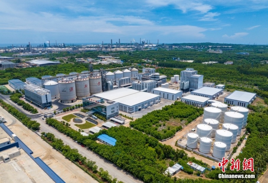 Echinanews's tweet image. #InNumbers The #Hainan Free Trade Port will officially launch island-wide independent customs operation on Dec 18, 2025.
-The proportion of zero-tariff products will increase to 74%
- Nationals of 85 countries can enter Hainan without a visa
-FDI has increased by 97% annually…