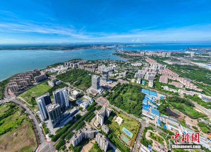 Echinanews's tweet image. #InNumbers The #Hainan Free Trade Port will officially launch island-wide independent customs operation on Dec 18, 2025.
-The proportion of zero-tariff products will increase to 74%
- Nationals of 85 countries can enter Hainan without a visa
-FDI has increased by 97% annually…