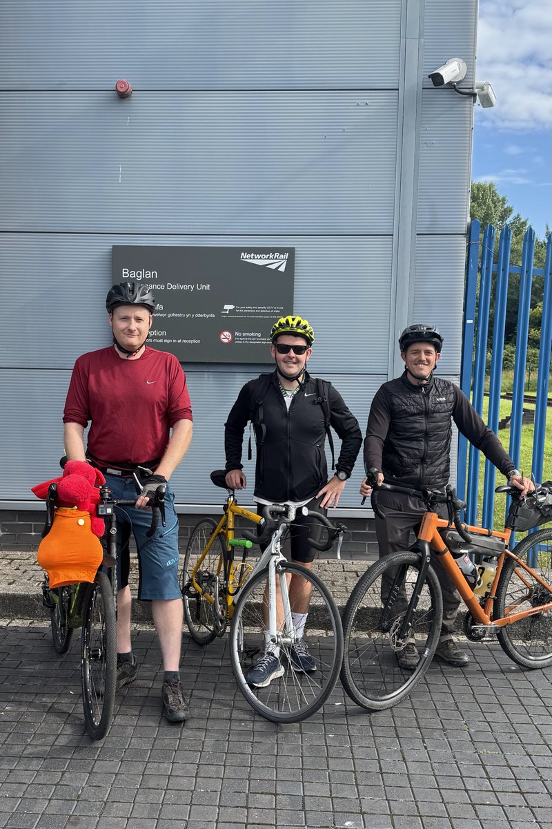 NetworkRailWAL's tweet image. 🚶‍♀️🚴‍♂️ This #SamaritansAwarenessDay, #NetworkRail Wales&amp;amp;Borders teams take on Welshpool-Meiford as part of our 250mile #DepotToDepot challenge for @samaritans 

🙏 Please show your support: tinyurl.com/NRWBDepot2Depot

🎧 Hear Paul Stanford's story: tinyurl.com/Headshunt