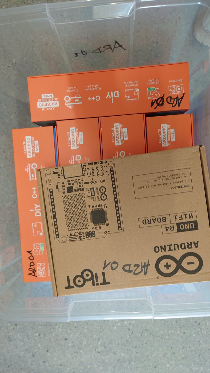 IESPicassoPinto's tweet photo. Hemos recibido e inventariado el material del programa Código Escuela 4.0 (Arduino y Micro:bit) para potenciar las competencias digitales de nuestros alumnos. Próximamente, formaremos al profesorado y diseñaremos proyectos. ¡El próximo curso estará lleno de retos! #ce40 #steam https://t.co/89CdXMvQCb