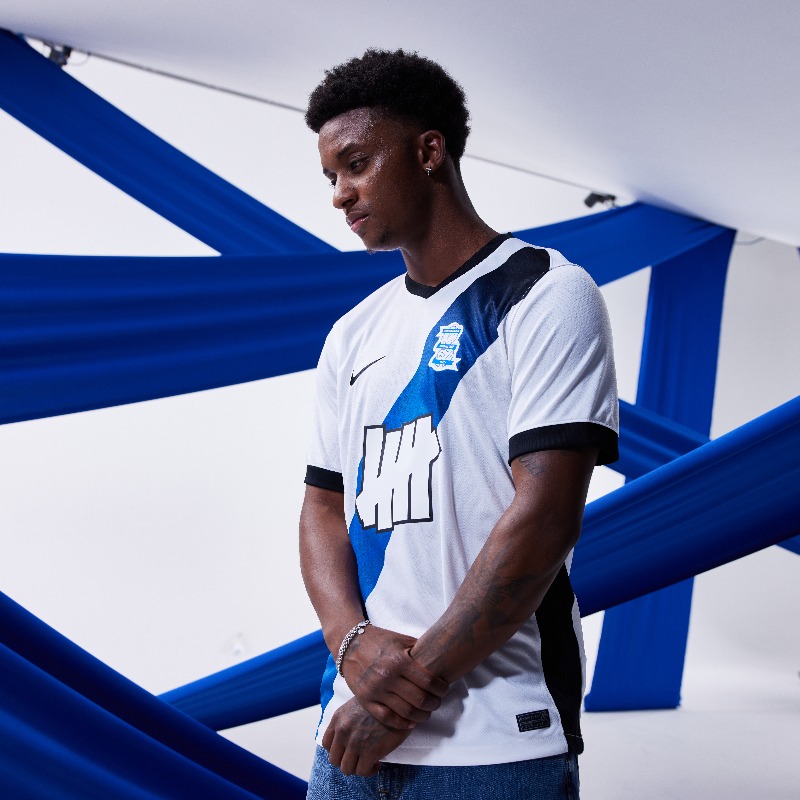 BCFCFanUpdates's tweet photo. A collection that reflects the energy of a new era at the Club, bold, forward-thinking, and proud of its roots. 

Our 2025/26 away kit, now available to buy online. ⚪️