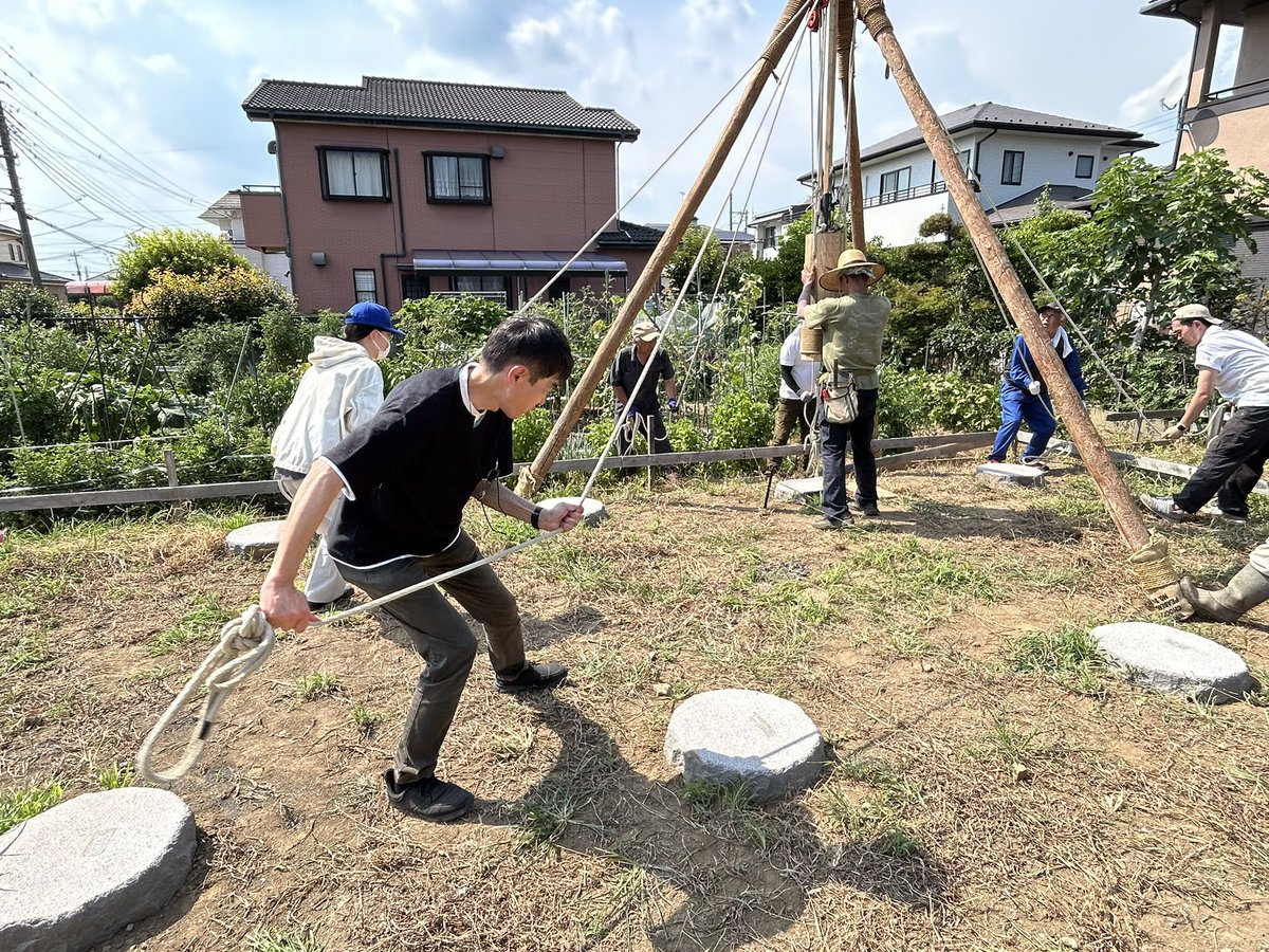 Dai_Mats's tweet photo. 今日は大学で必修のインターンシップに行っている学生と指導者へのヒアリングが目的で建築現場に。丁度、住宅の束石の打ち込み中。これが「よいとまけ」という珍しい工法で見学のみならず、実際にやることに…予定外の炎天下での作業でクタクタ…。でも皆さんはもっと長時間の労働で頭が下がります。 https://t.co/r11H2qpcd2