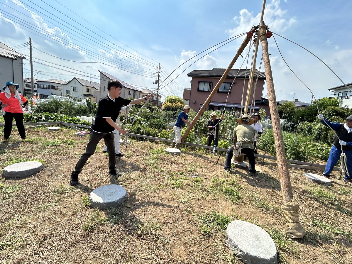 Dai_Mats's tweet photo. 今日は大学で必修のインターンシップに行っている学生と指導者へのヒアリングが目的で建築現場に。丁度、住宅の束石の打ち込み中。これが「よいとまけ」という珍しい工法で見学のみならず、実際にやることに…予定外の炎天下での作業でクタクタ…。でも皆さんはもっと長時間の労働で頭が下がります。 https://t.co/r11H2qpcd2