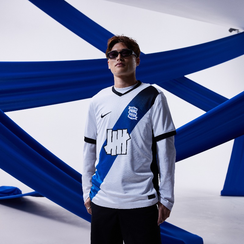 BCFCFanUpdates's tweet photo. A collection that reflects the energy of a new era at the Club, bold, forward-thinking, and proud of its roots. 

Our 2025/26 away kit, now available to buy online. ⚪️