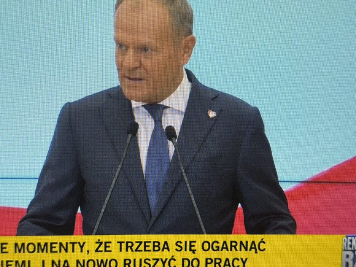 JaniczakG's tweet image. nie jestem ekspertem od mody, sam ubieram się zwyczajnie
ale tak sobie myślę, że jakbym był premierem, to wybrałbym się do kogoś kto mi dopasuje garnitur… a @donaldtusk z tymi rękawami wygląda trochę słabo
chyba, że się nie znam