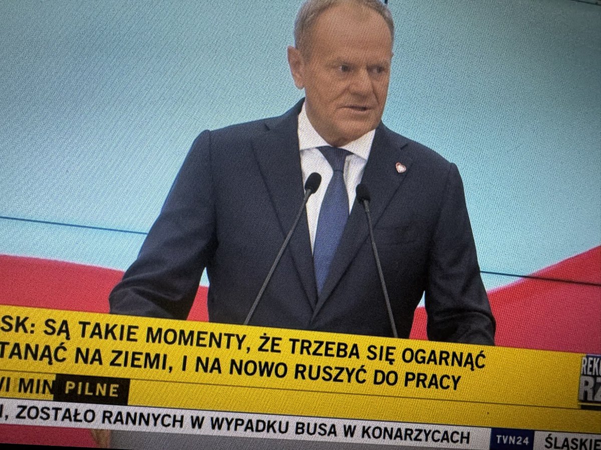 JaniczakG's tweet image. nie jestem ekspertem od mody, sam ubieram się zwyczajnie
ale tak sobie myślę, że jakbym był premierem, to wybrałbym się do kogoś kto mi dopasuje garnitur… a @donaldtusk z tymi rękawami wygląda trochę słabo
chyba, że się nie znam