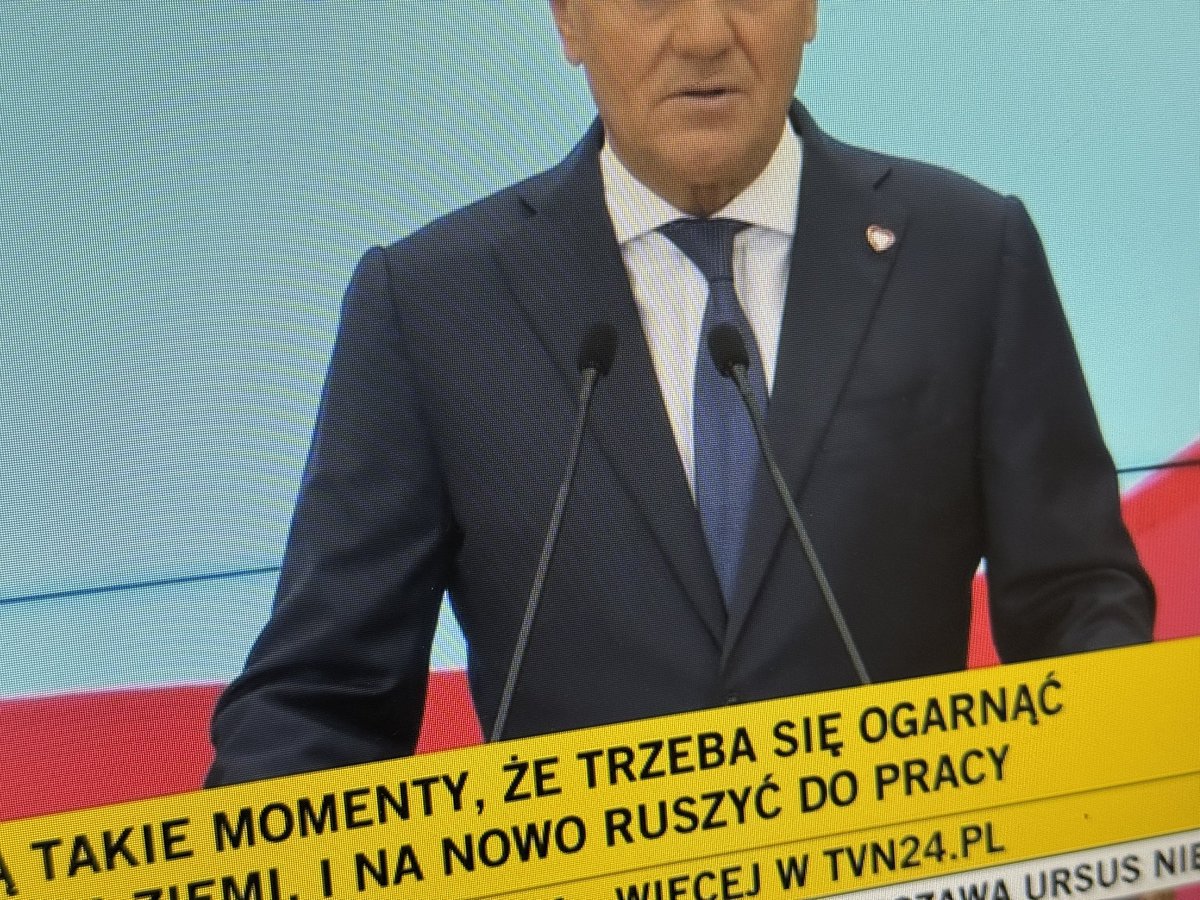 JaniczakG's tweet image. nie jestem ekspertem od mody, sam ubieram się zwyczajnie
ale tak sobie myślę, że jakbym był premierem, to wybrałbym się do kogoś kto mi dopasuje garnitur… a @donaldtusk z tymi rękawami wygląda trochę słabo
chyba, że się nie znam