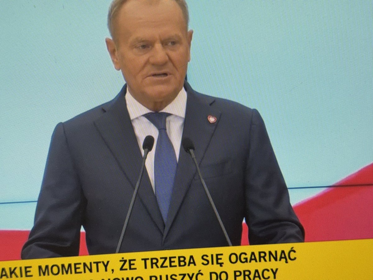 JaniczakG's tweet image. nie jestem ekspertem od mody, sam ubieram się zwyczajnie
ale tak sobie myślę, że jakbym był premierem, to wybrałbym się do kogoś kto mi dopasuje garnitur… a @donaldtusk z tymi rękawami wygląda trochę słabo
chyba, że się nie znam