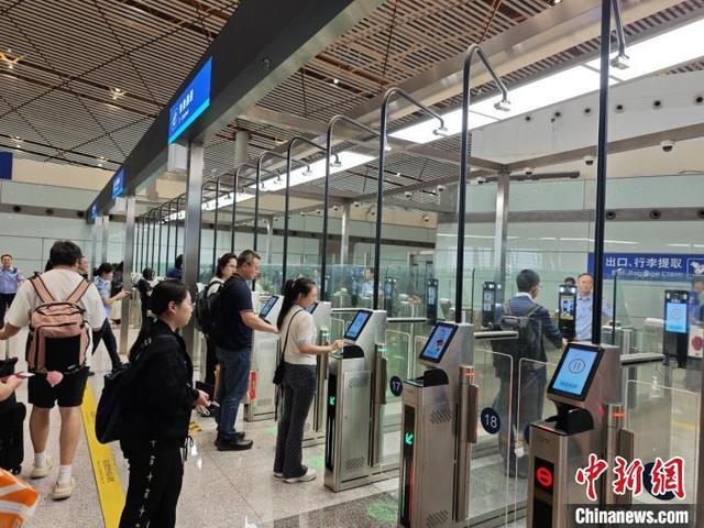 Echinanews's tweet image. According to the Ministry of Public Security, during the 14th Five-Year Plan period, #China expanded its #visa-free transit policy to cover 55 countries. In 2024, China facilitated 32,539 million foreign national entries and among them, 20.115 million entries were under the…