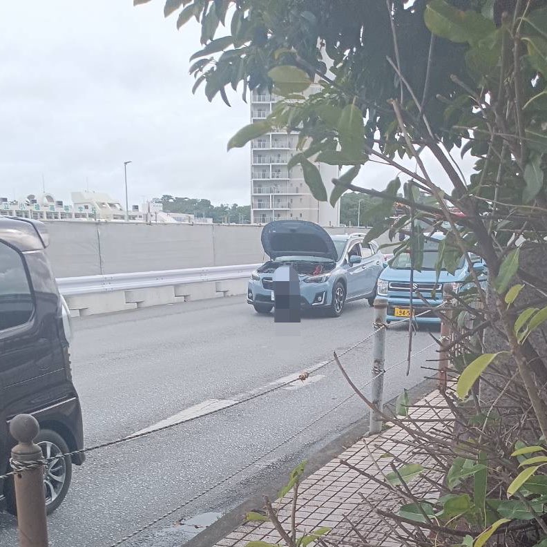 localOKINAWA's tweet image. 【沖縄県地元情報局】
・那覇大橋(東)交差点 北向け
故障車ありのためやや渋滞中
・330号線安里駅の高架橋
南向き玉突き事故で右車線を塞いでいて
渋滞しています。
お急ぎの方はご注意下さい!
シェアお願いします‼︎
いちはやく情報をチェック📢❗️
オキジモLINE通知プラン⇩…