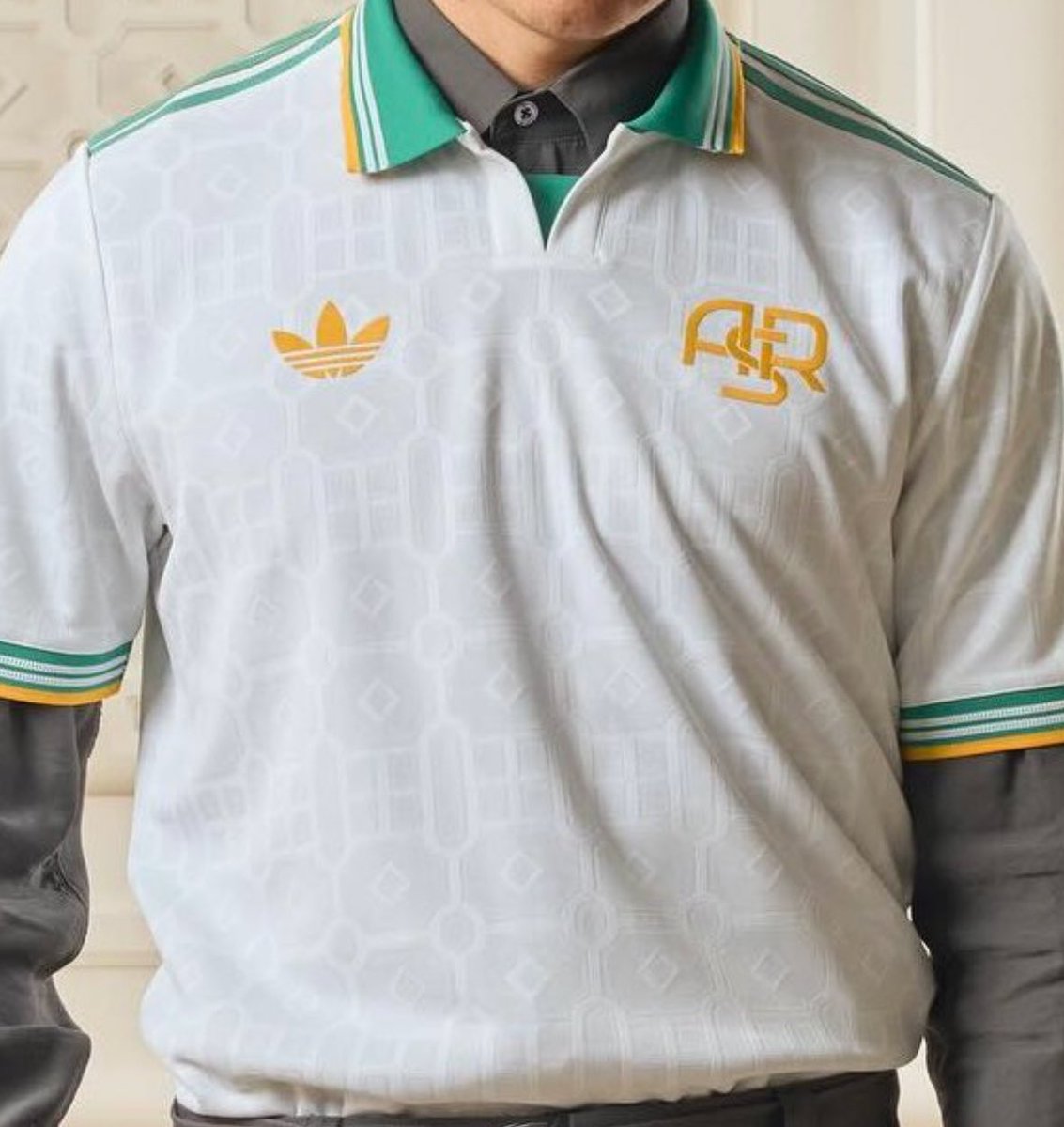 CheccoCasano's tweet image. La terza maglia più bella del decennio. Tra le più belle fatte da #Adidas.
P.s. Non è ispirata ai colori della storica società Alba, bensì ai giardini e parchi di Roma.