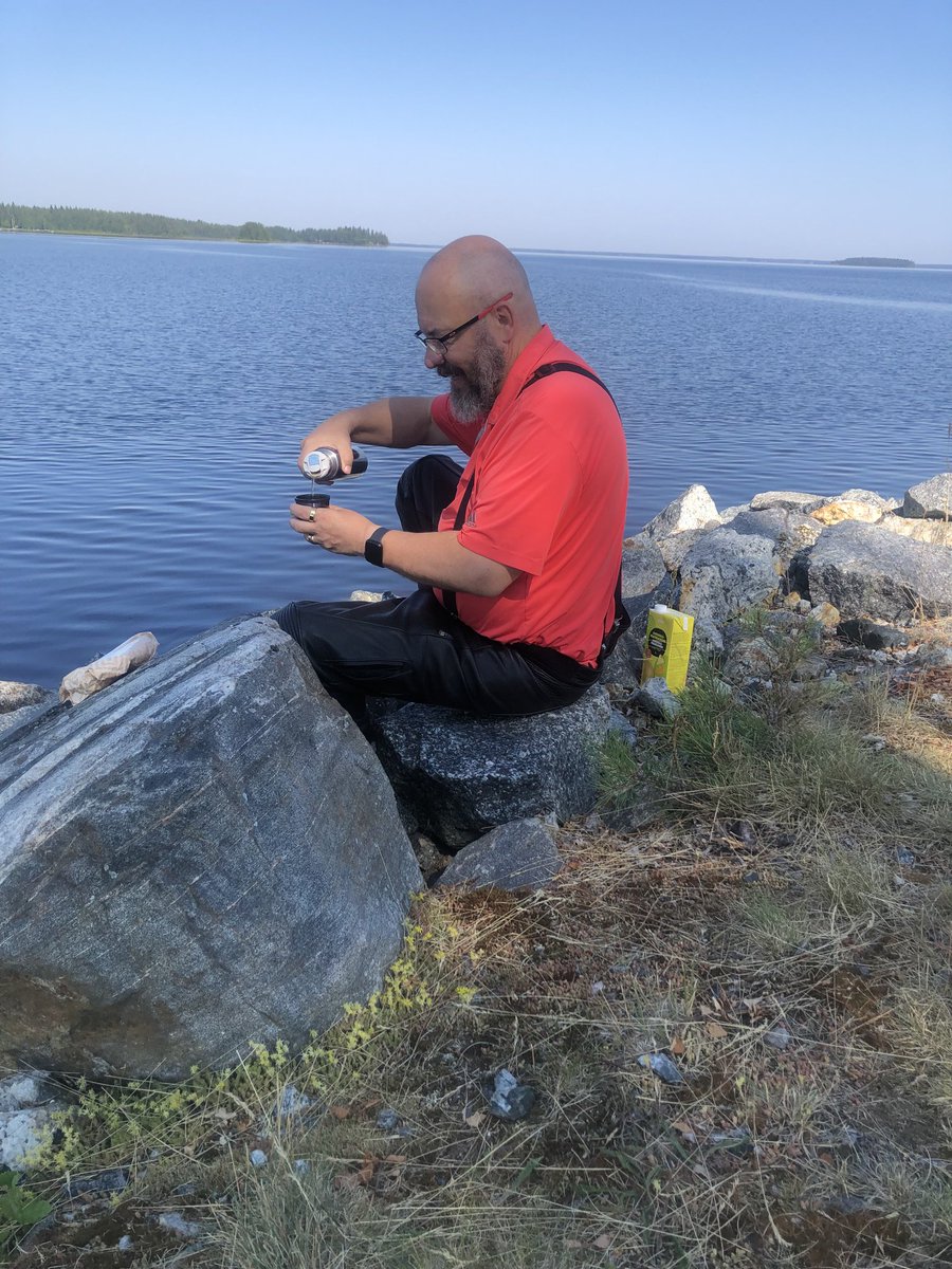 JukkaPerttula's tweet image. Eihän se kesäreissu tästä parane. Suomen ympäri neljässä päivässä. Taistelupaikkoja ja parhaita maisemia. Kysymys, missä on mies kahvittelukuvassa. Vinkkinä lossin laituri!