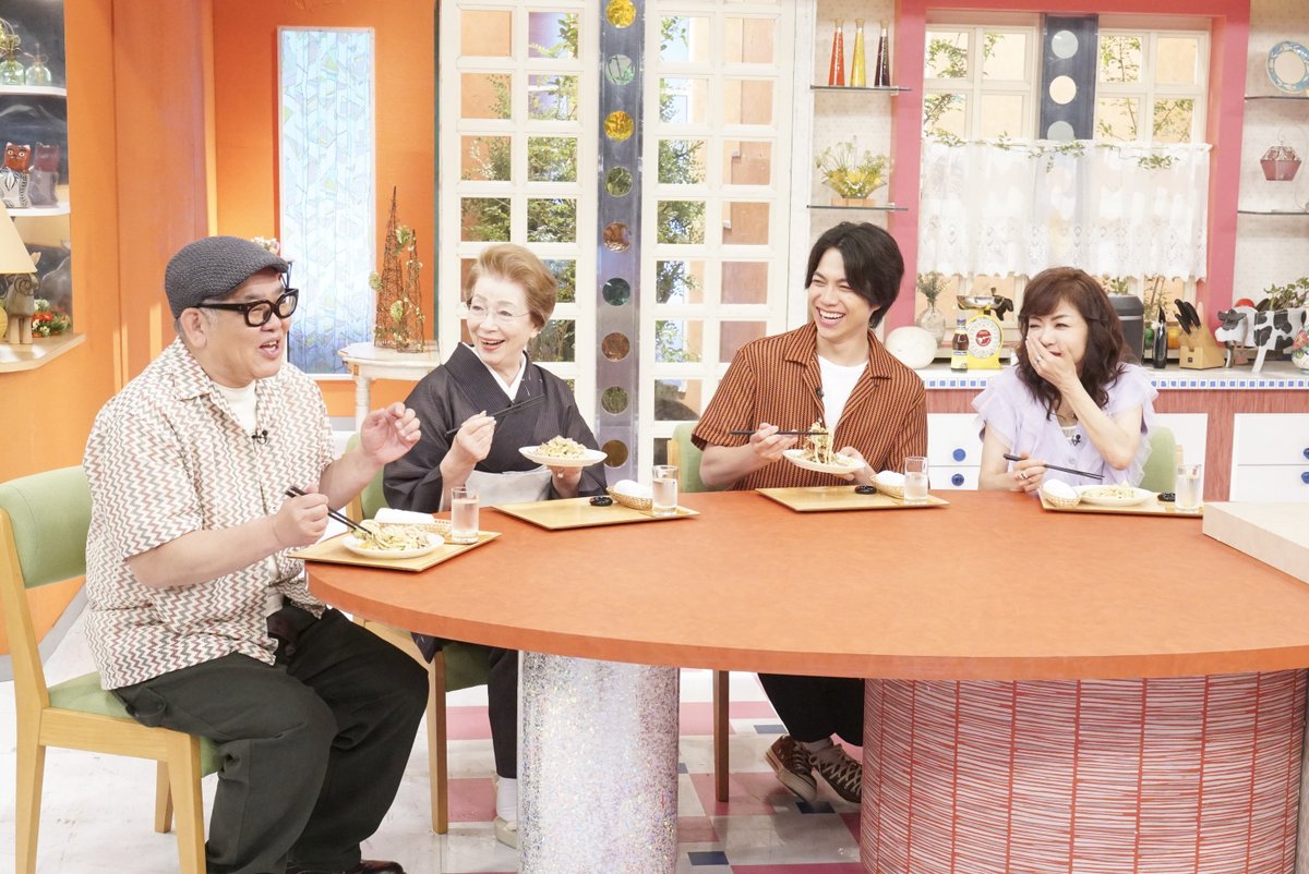 kantele's tweet image. 今日お昼1時59分は
『モモコのOH!ソレ!み~よ!』🍑✨
ゲストは料理コーナーでもおなじみの
料理家・和田明日香さん🍅
和田さんが街ゆく人の料理のお悩みをズバッと解決💫
義理の母・平野レミさんのぶっとび料理伝説も🤣
さらに兵動さん&重岡さんが夏におススメな絶品レシピに挑戦😆
お楽しみに💗