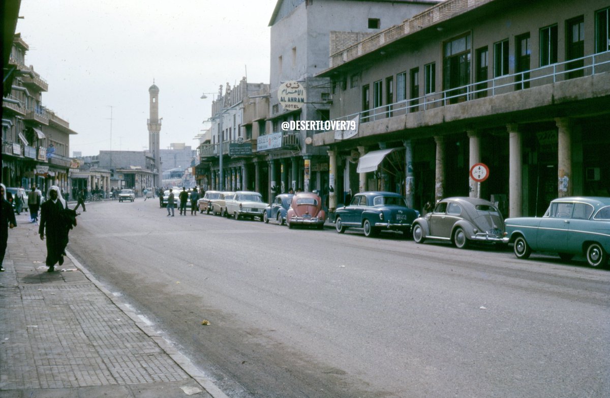 desertlover79's tweet image. سوق المباركية في دولة الكويت و تظهر منارة مسجد بن بحر ( مسجد الإبراهيم ) في براحة السبعان 1961 م