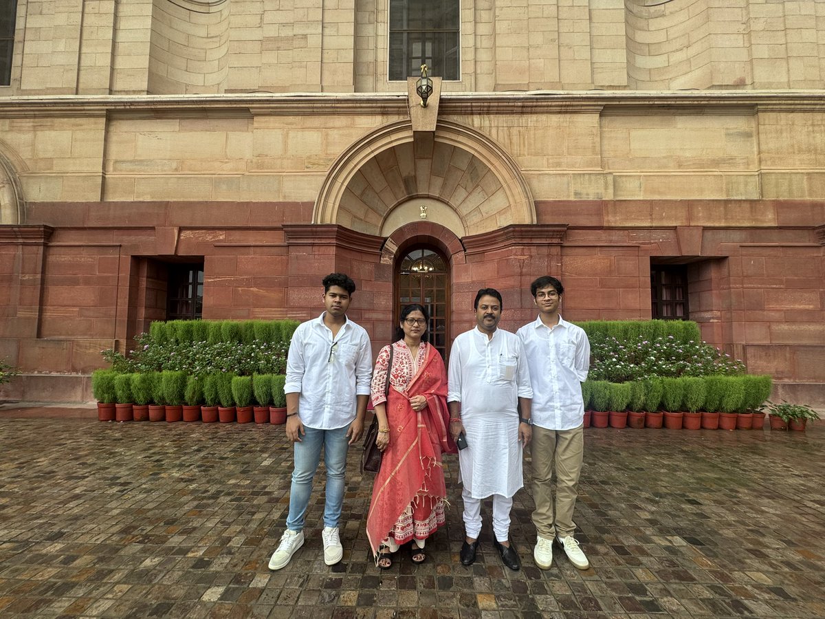 Had the honour of meeting Her Excellency, The Hon’ble President Of India Smt. Droupadi Murmu Ji along with my family.

<a href="/rashtrapatibhvn/">President of India</a> 

#Odisha #Bhadrak #RashtrapatiBhavan