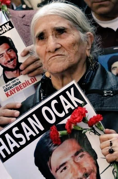 okaaanozer's tweet image. Evladı için yıllarca meydanlarda oturan bir anne daha vardı. Ona yoldaşlık eden anneler de. Ama cenazesine sahip olma hakkı dahi vermediler. Onlara terörist gözüyle baktınız çünkü katili devletti. Bu uğurda hasreti bir mezar taşı olarak gözü kapıda hayatını yitirdi. Emine Ocak.