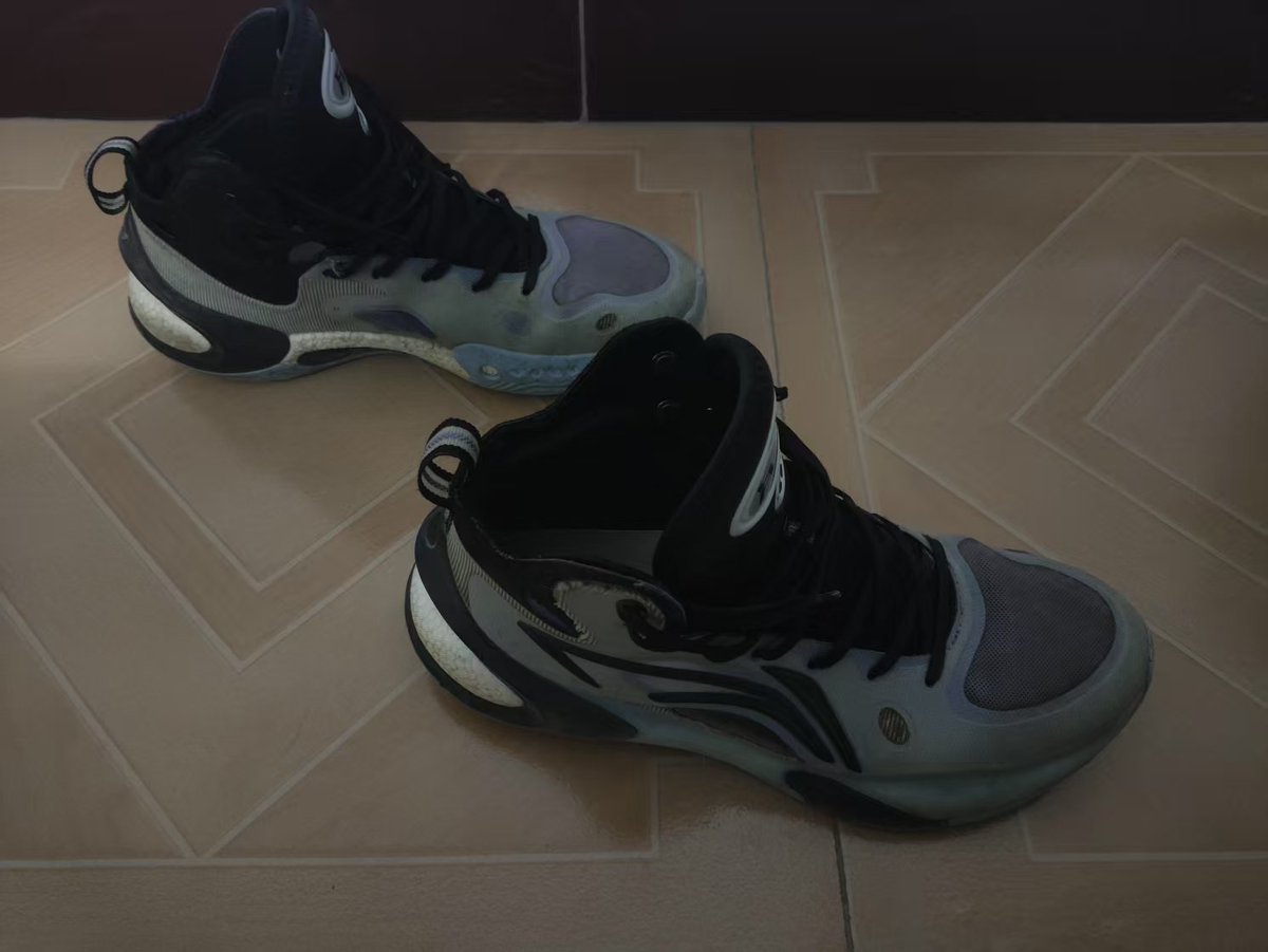 #体育生直男 #体育生原味 #体育生白袜 #体育生室友 #直男体育生 #直男撸管 出一双穿了三年的篮球鞋，有意➕V