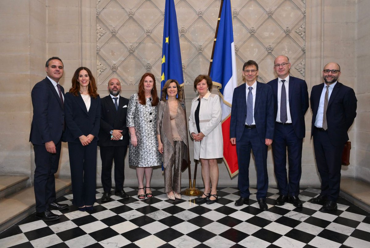 Maria Elisabetta Alberti Casellati (@min_casellati) on Twitter photo A Parigi ho incontrato Didier-Roland Tabuteau, vicepresidente del <a href="/Conseil_Etat/">Conseil d'État</a>.
Un confronto utile sul lavoro che la Francia sta facendo per rendere le leggi più chiare, semplici ed efficaci.
Semplificare non vuol dire solo tagliare norme, ma garantire certezza del diritto e A Parigi ho incontrato Didier-Roland Tabuteau, vicepresidente del <a href="/Conseil_Etat/">Conseil d'État</a>.
Un confronto utile sul lavoro che la Francia sta facendo per rendere le leggi più chiare, semplici ed efficaci.
Semplificare non vuol dire solo tagliare norme, ma garantire certezza del diritto e