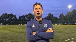bishopafc's tweet image. 🔵⚪ POST-MATCH | STOCKTON TOWN 2–0 BISHOPS (Friendly)
🎙 “It’s a true gauge of where we are — and what we need to sharpen.”
Leon Carling gives his reaction after Tuesday’s tough test at Stockton Town.
🧤 Alfie impresses again with top saves
📉 A couple of costly lapses
⚽…